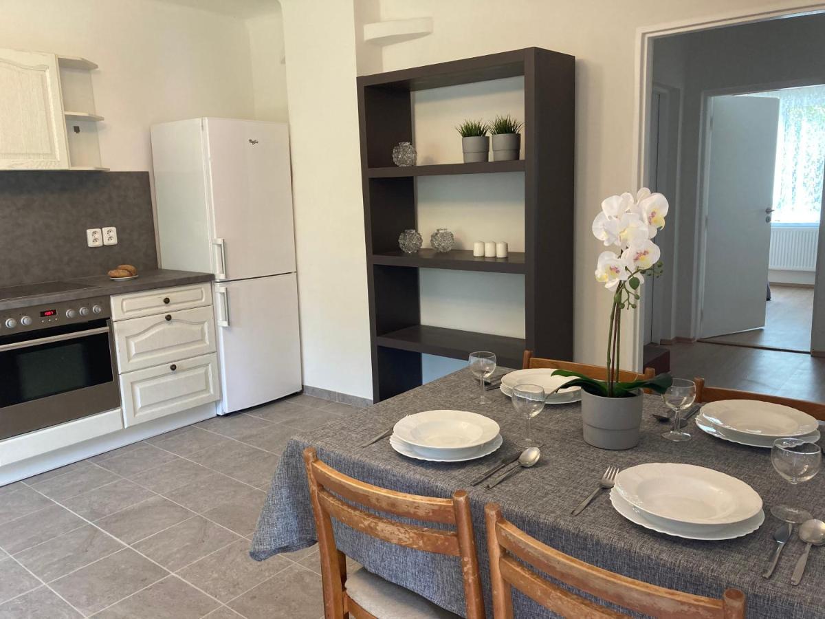 Apartmány Jevany Esterno foto