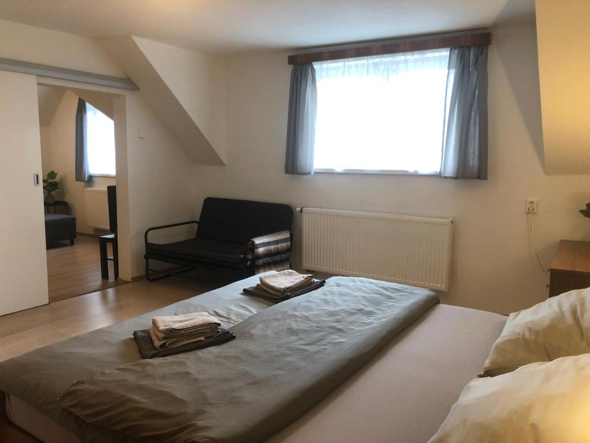 Apartmány Jevany Esterno foto