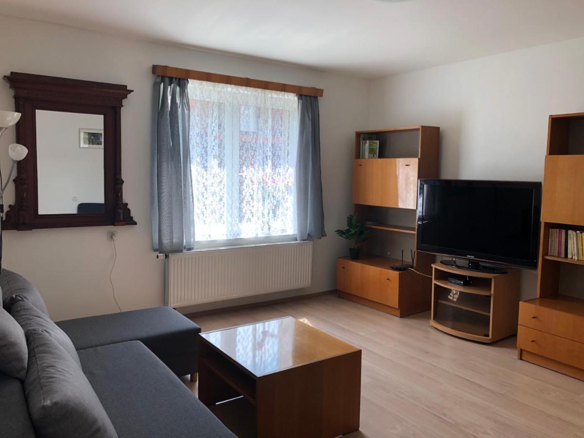 Apartmány Jevany Esterno foto