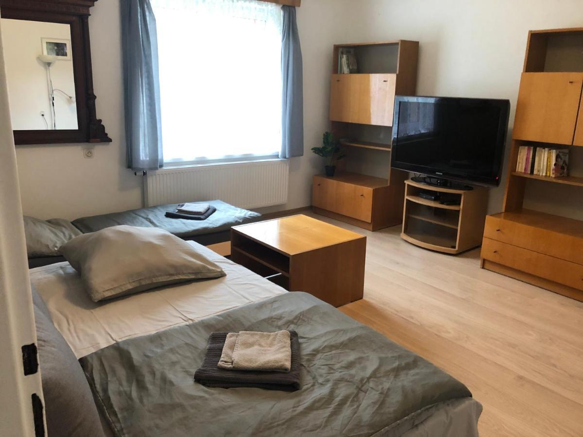 Apartmány Jevany Esterno foto